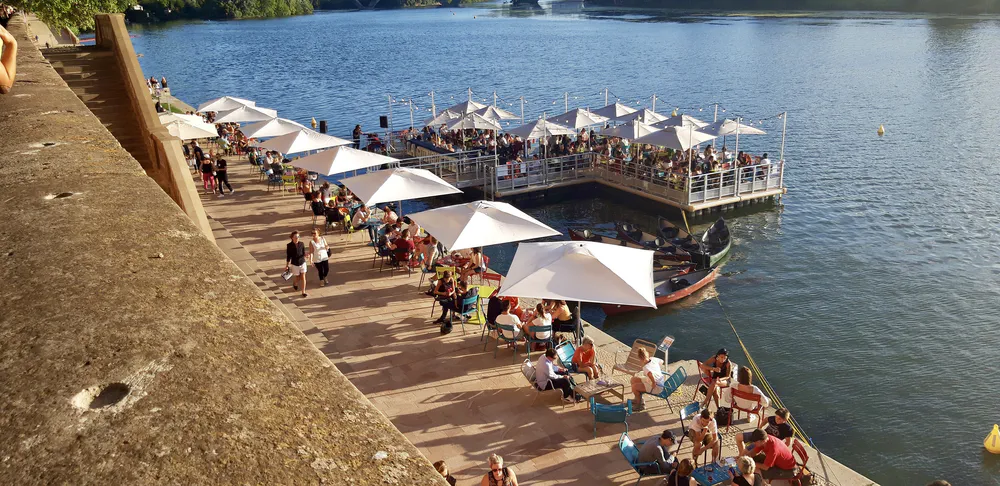 Floating bar and terraces under umbrellas, a must-see experience among the things to see in Toulouse