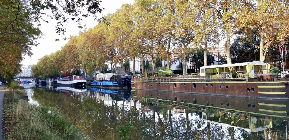 Rows of barges on the Canal du Midi, an original experience to see in Toulouse at dusk