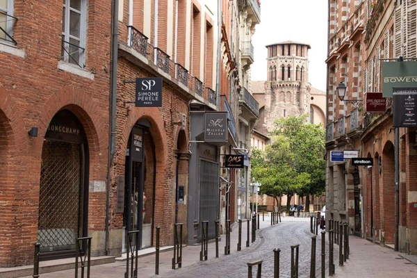 Cycling through the streets of the old town, an ideal way to see Toulouse in a fun way.