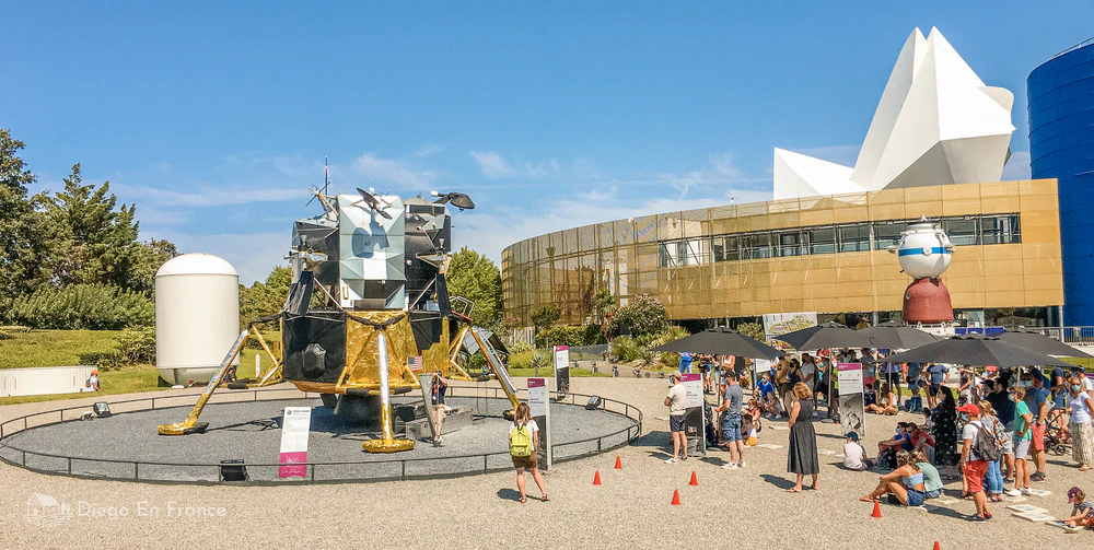 Simulation of the lunar module and families enjoying the Cité de l'Espace, a classic to see in Toulouse with the family. Photo by diegoenfrance.com