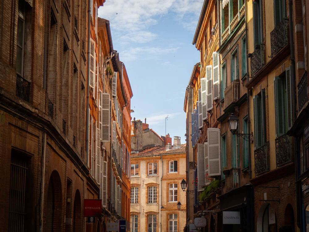 Typical architecture of Toulouse with shutters and exposed brick, a walk to do without map