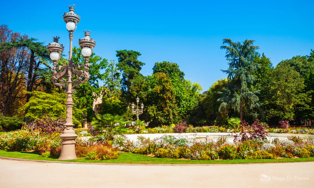 Antique lanterns and lush vegetation in the Jardin des Plantes, a natural classic to see in Toulouse.