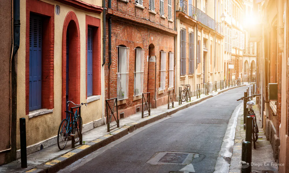 Calles de Toulouse, casco antiguo con arquitectura rosada y ambiente encantador