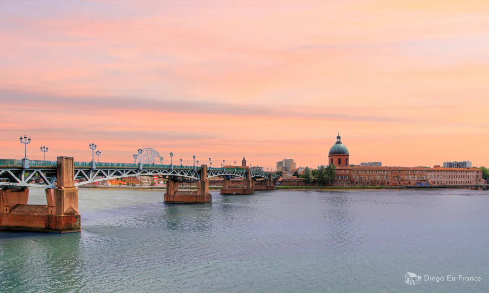 Pont Saint-Pierre Toulouse, vistas al atardecer y reflejos sobre el Garona en la Ciudad Rosa