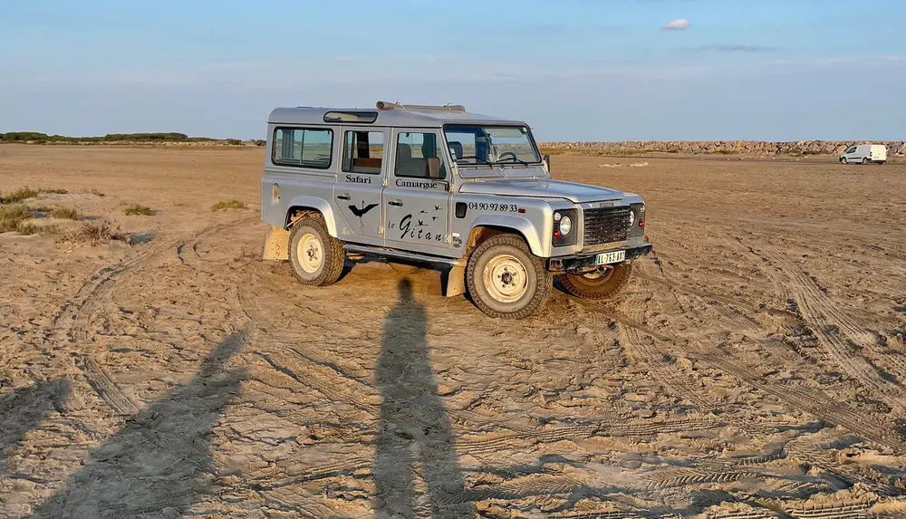 Un safari guidé en 4x4 traversant les paysages arides de la Camargue