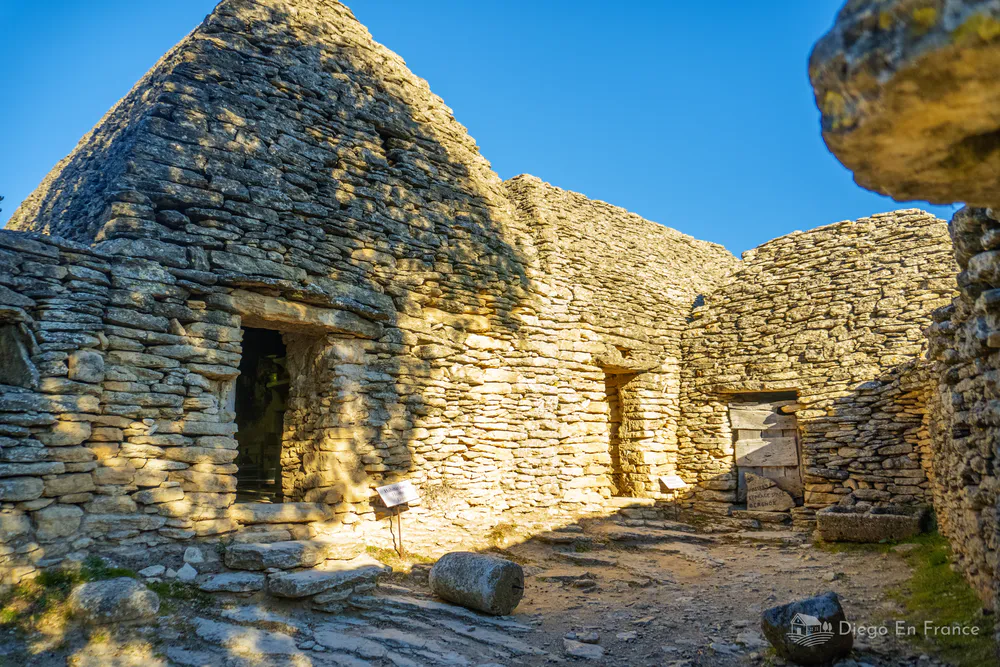 Conjunto de antiguas construcciones de piedra seca perfectamente conservadas en el Village des Bories, cerca de Gordes. Fotografía de diegoenfrance.com