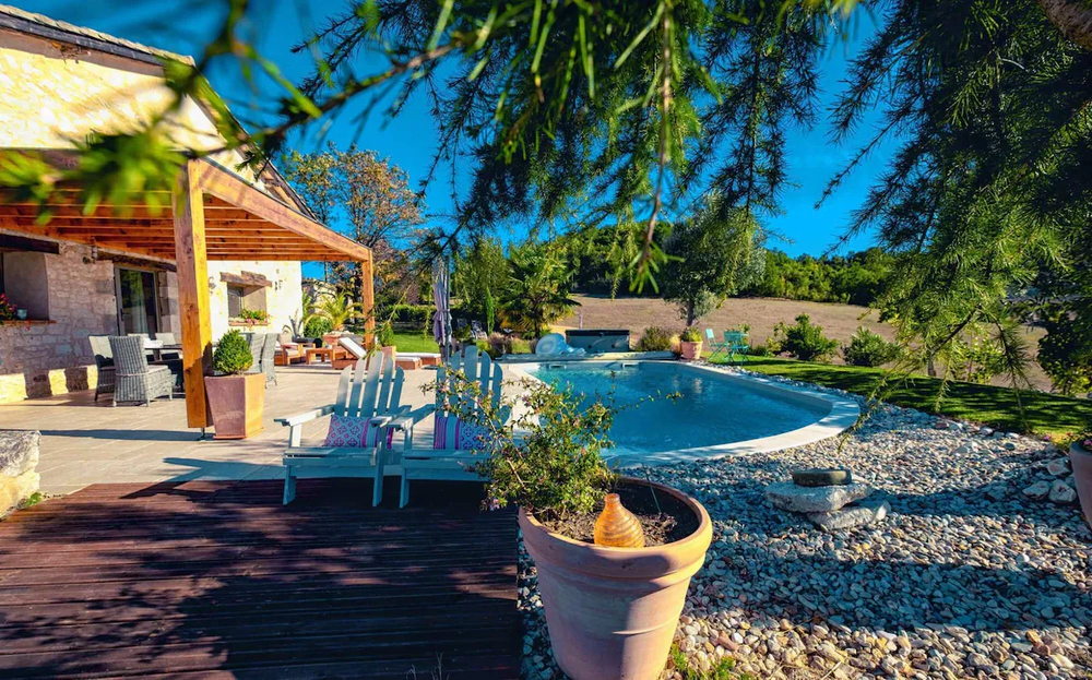 Charming lodging in the middle of the countryside in Castelnau-de-Montmiral, surrounded by nature