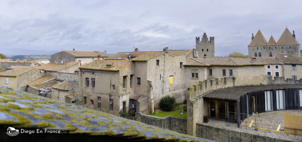 Panorámica de los tejados y murallas de la Cité de Carcasona, destacando su arquitectura medieval y encanto único