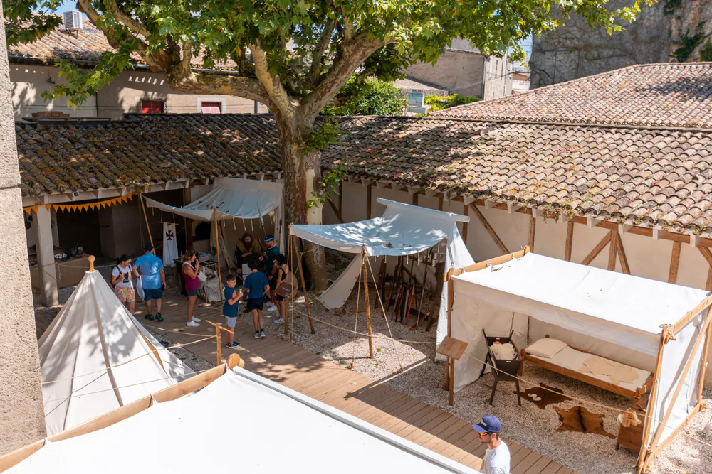 Vista del campamento medieval en Carcasona con tiendas y actividades familiares para sumergirse en la historia