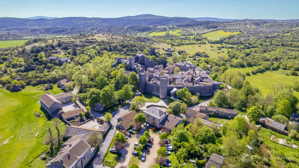 Vista aera del pueblo medieval La Couvertoirade, en el sur de Francia