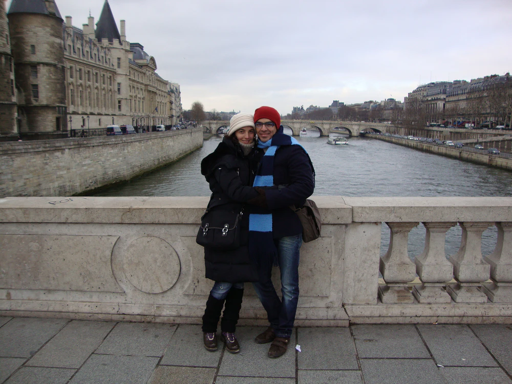 Una pareja en un puente en Paris