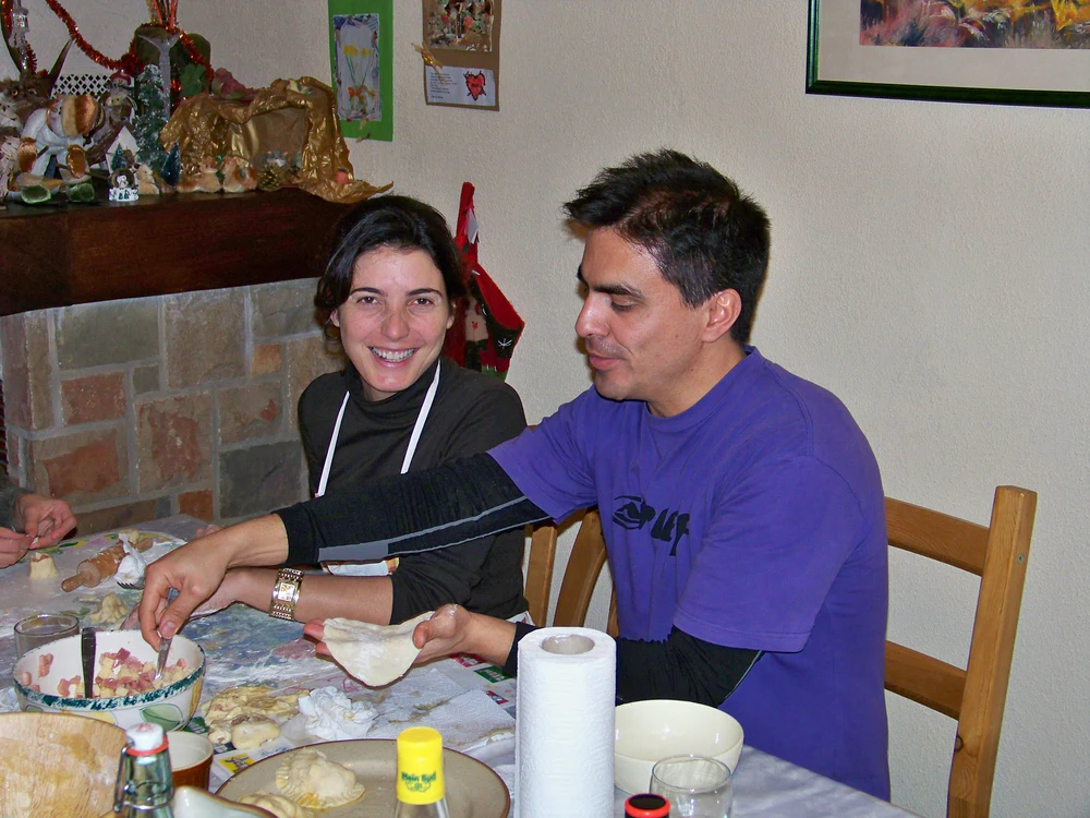 Una pareja preparando empanadas argentinas en paris