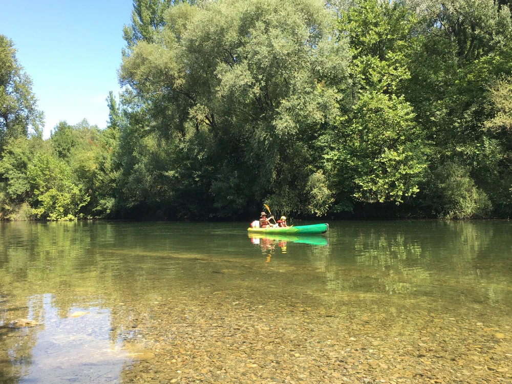 Pareja Paseando en Canoa por un río en el Hérault, sur de Francia