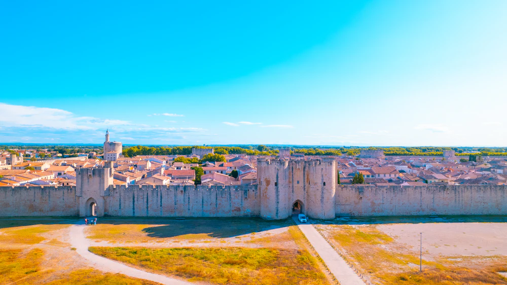 Vista aérea de las murallas de Aigues-Mortes, un hermoso pueblo escondido de Francia.