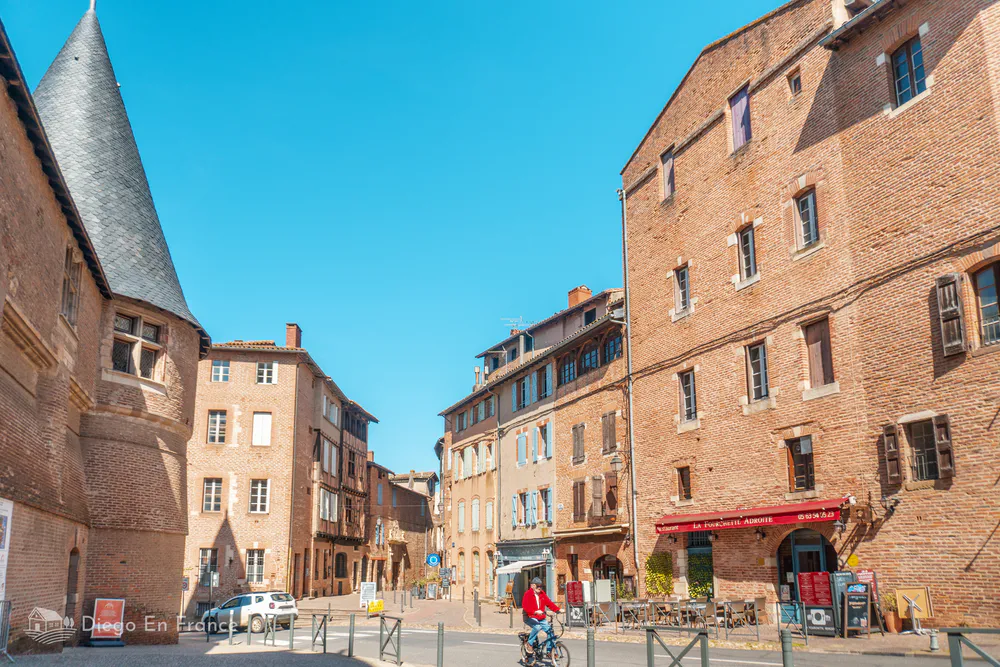 Albi's downtown streets with traditional architecture, a perfect walk for those looking for history and authenticity near Toulouse. Photo by diegoenfrance.com
