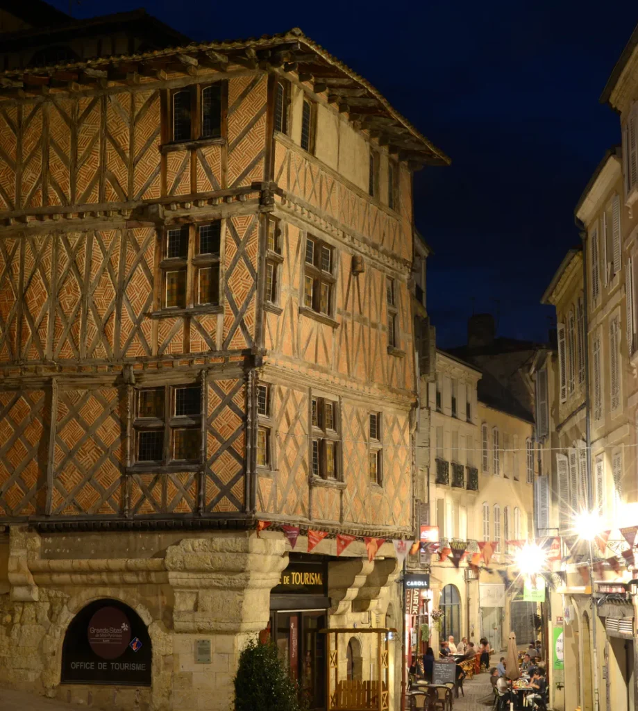 Night view of the old town of Auch, ideal for discovering historical sites on a trip from Toulouse.