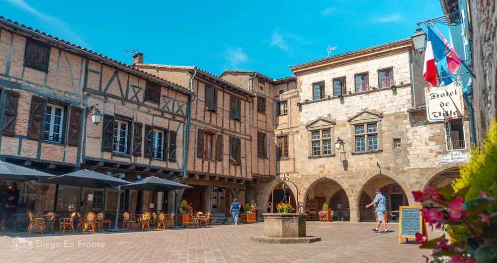 View of the Place des Arcades in Castelnau-de-Montmiral, with its half-timbered houses and medieval atmosphere ideal for an excursion from Toulouse. Photo by diegoenfrance.com
