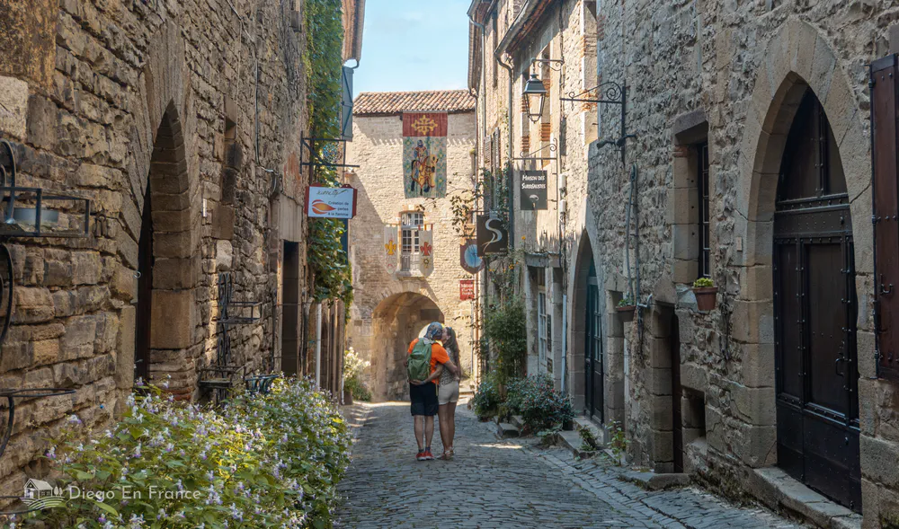 Medieval atmosphere in Cordes-sur-Ciel, with its narrow streets, ideal for a charming excursion from Toulouse.