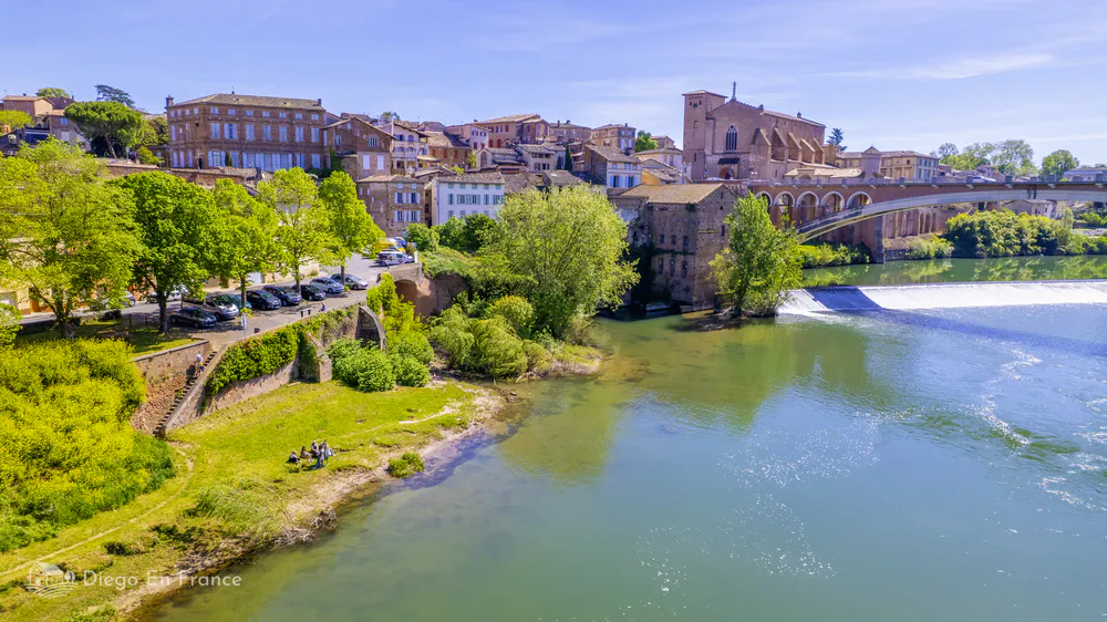 Panoramic view of Gaillac from the Tarn river, with its old town and the Saint-Michel abbey, ideal for an escape between vineyards from Toulouse. Photo by diegoenfrance.com
