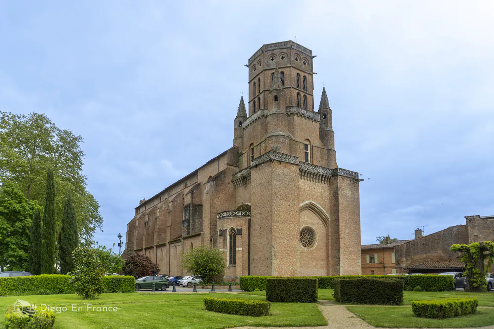 Façade of the Saint-Alain cathedral in Lavaur, an example of Southern Gothic architecture, ideal for a quiet getaway from Toulouse.