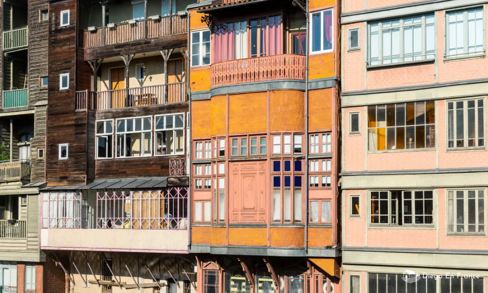 Close-up of the traditional wooden and brick houses of Castres, a must on a cultural getaway from Toulouse.