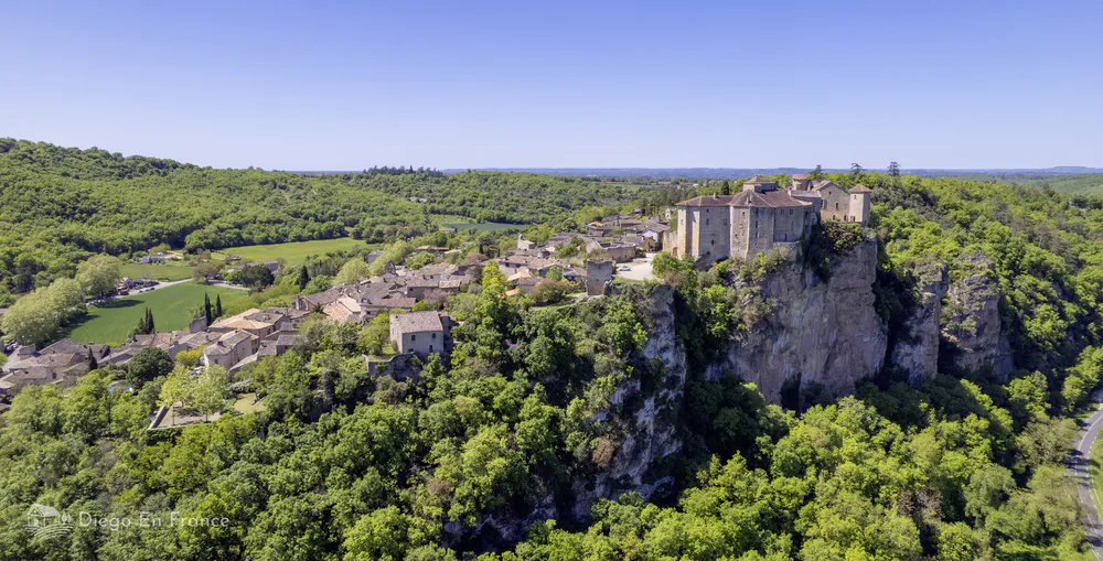 Panoramic view of Bruniquel, one of the most picturesque villages for an excursion full of history from Toulouse.