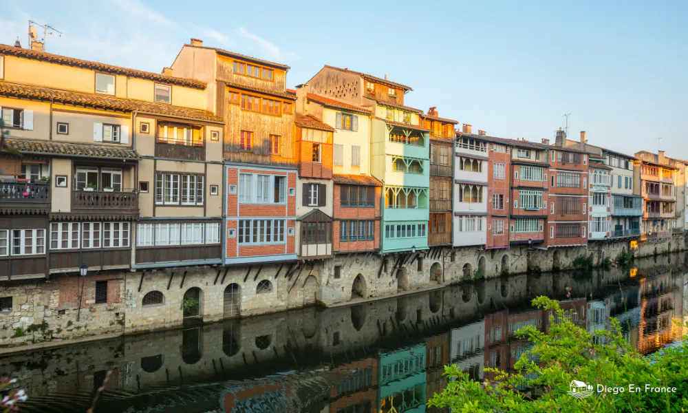 Fachadas tradicionales y reflejos en el agua en Castres, joya tranquila del sur del Tarn.