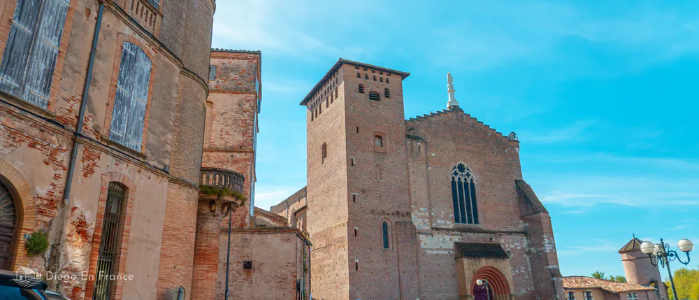 Facade of the Saint-Michel abbey in Gaillac, a key point on a wine tour from Toulouse. Photo by diegoenfrance.com 
