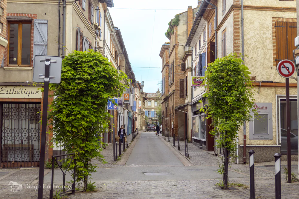 Local atmosphere in the streets of Saint-Sulpice-la-Pointe, perfect for discovering places off the beaten track from Toulouse
