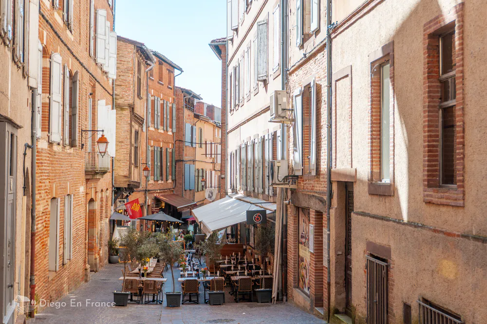 Pedestrian street with restaurants in Albi, ideal for a gastronomic break during a trip from Toulouse. Photo by diegoenfrance.com 