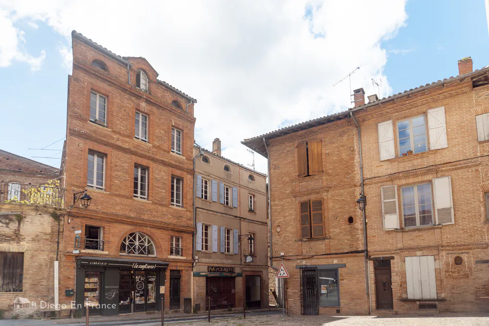 Rabastens old town street with traditional architecture, a hidden gem to discover near Toulouse. Photo by diegoenfrance.com 