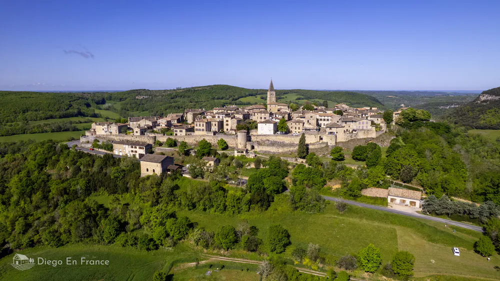 Panoramic view of Puycelsi surrounded by forests, a perfect destination for nature lovers near Toulouse.