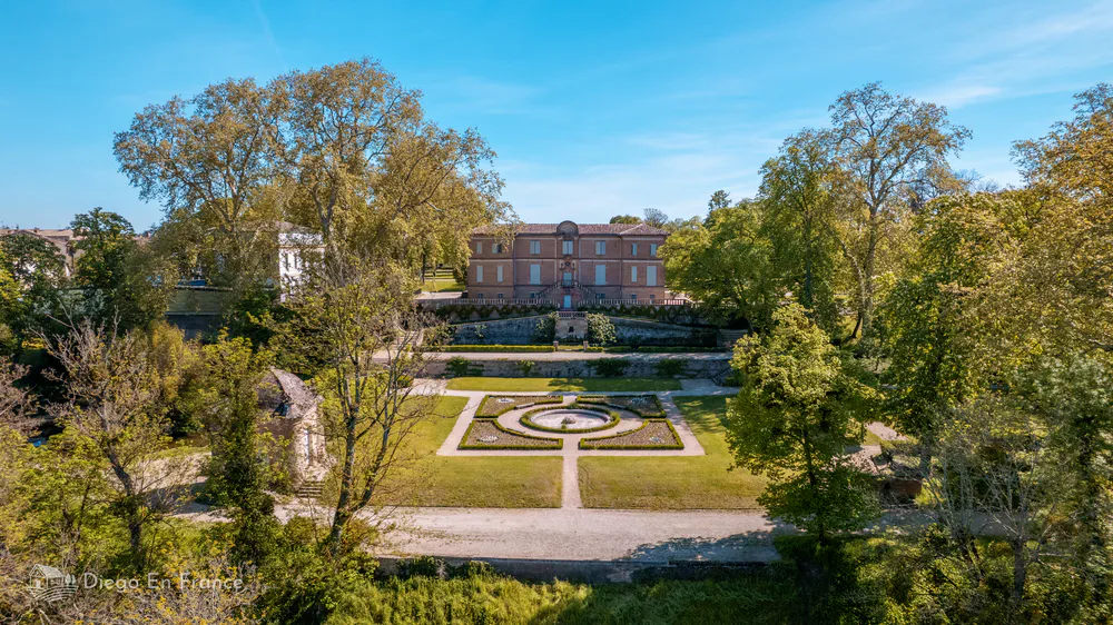 View of the park of the castle of Foucaud, a cultural stop in Gaillac during an excursion from Toulouse. Photo by diegoenfrance.com 