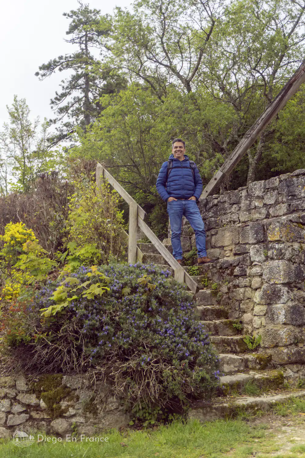 Turista subiendo las escaleras de piedra que conducen al Moulin de la Salette en Lautrec, Tarn.