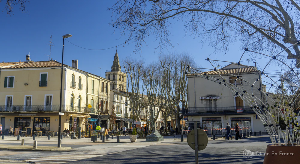 Centre historique de Lunel avec l'Église Notre-Dame-du-Lac et la vie quotidienne sur la place principale. Photo par diegoenfrance.com