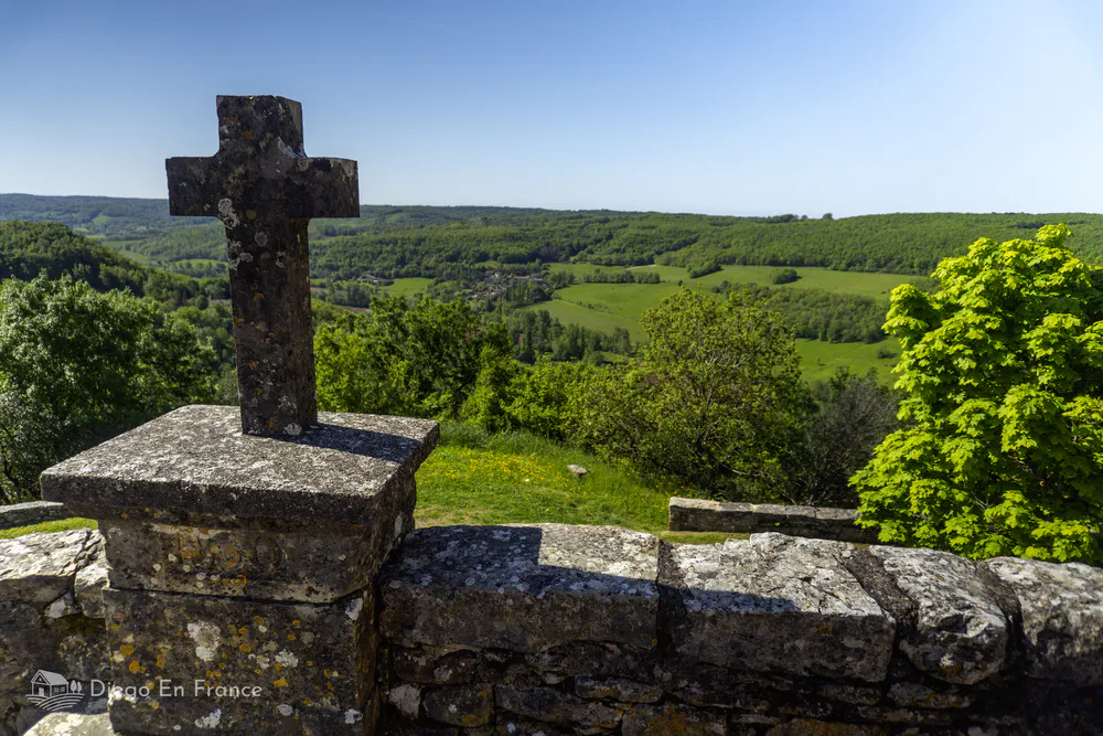Panoramic point of Puycelsi with an open view of the natural landscape of southwestern France.