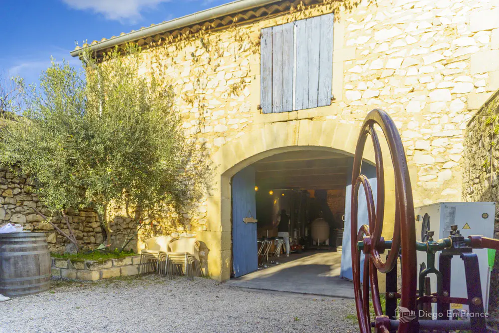 Cave à vin traditionnelle à Saussines avec des éléments anciens - Photographie de diegoenfrance.com