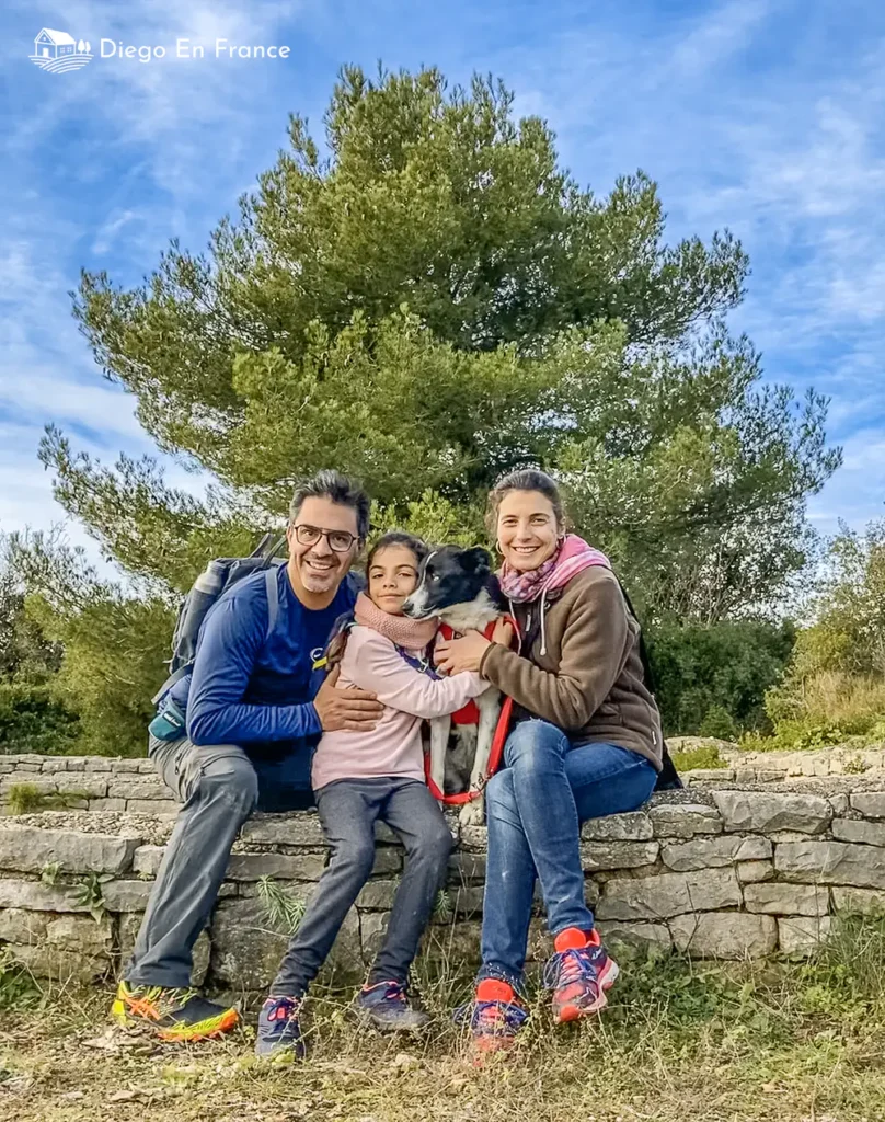 Escapade familiale à Ambrussum près de Lunel, avec sac à dos, sourires et notre chien aventurier. Photo par diegoenfrance.com