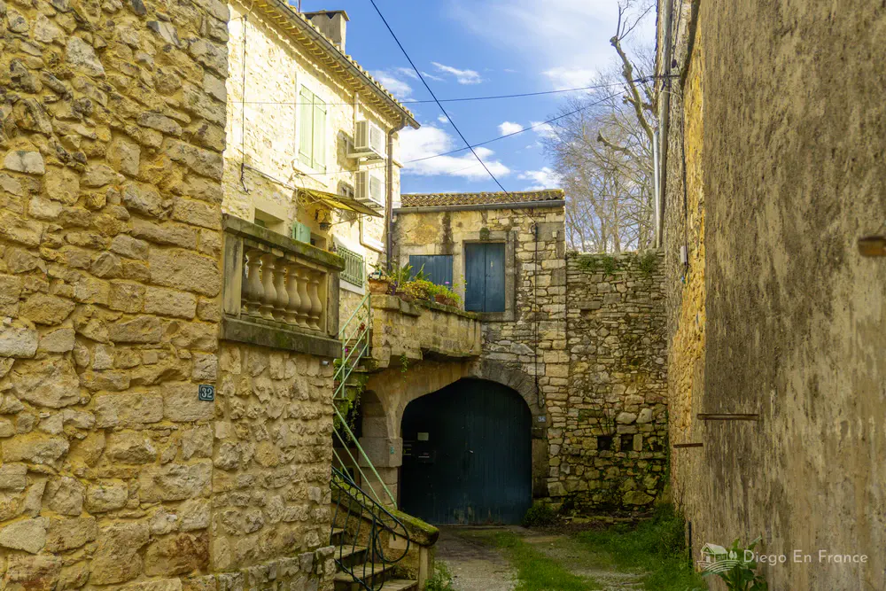 Maison en pierre avec arche et balcon à Saussines - Photographie de diegoenfrance.com