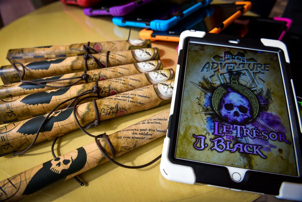 Tablet and instruments of the game "Le Trésor de J. Black", an interactive experience in Saint-Sulpice-la-Pointe for children and teenagers.