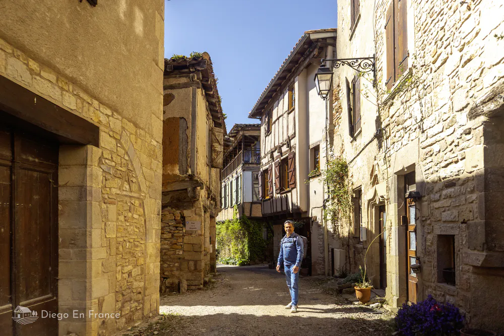 Authentic and quiet atmosphere in the small streets of Puycelsi, perfect for family outings.
