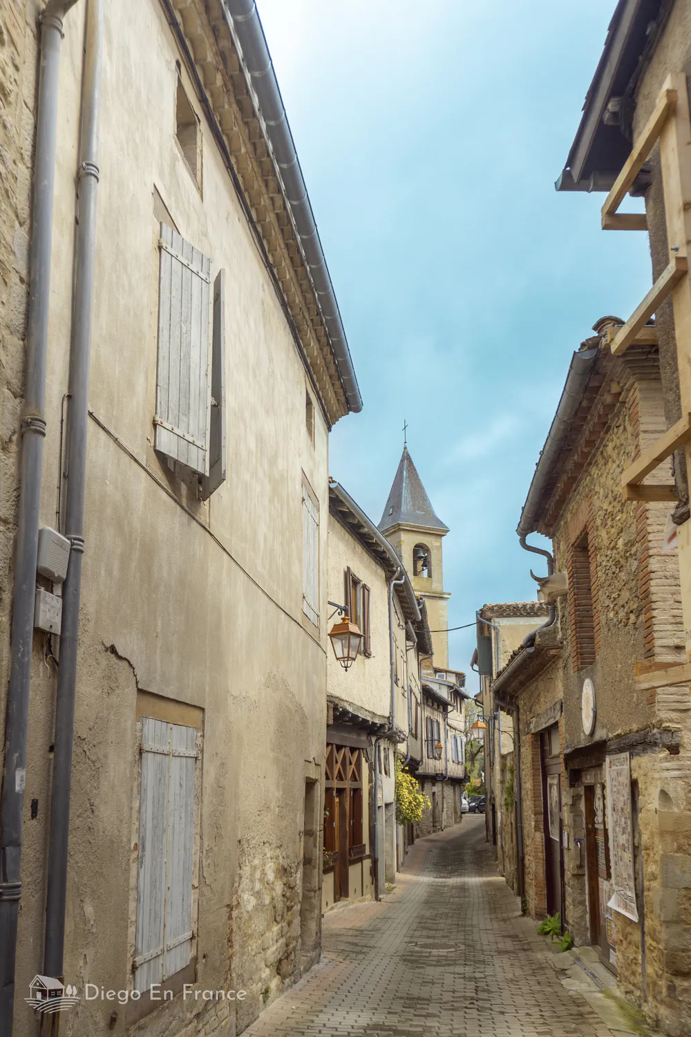 Callejón medieval con encanto en Lautrec, perfecto para pasear sin rumbo y dejarse sorprender.