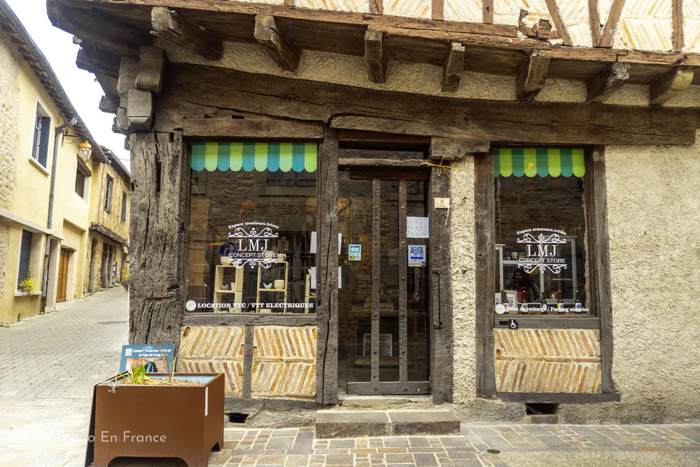 Tienda típica de Lautrec ubicada en una casa medieval, parte del encanto comercial del pueblo.