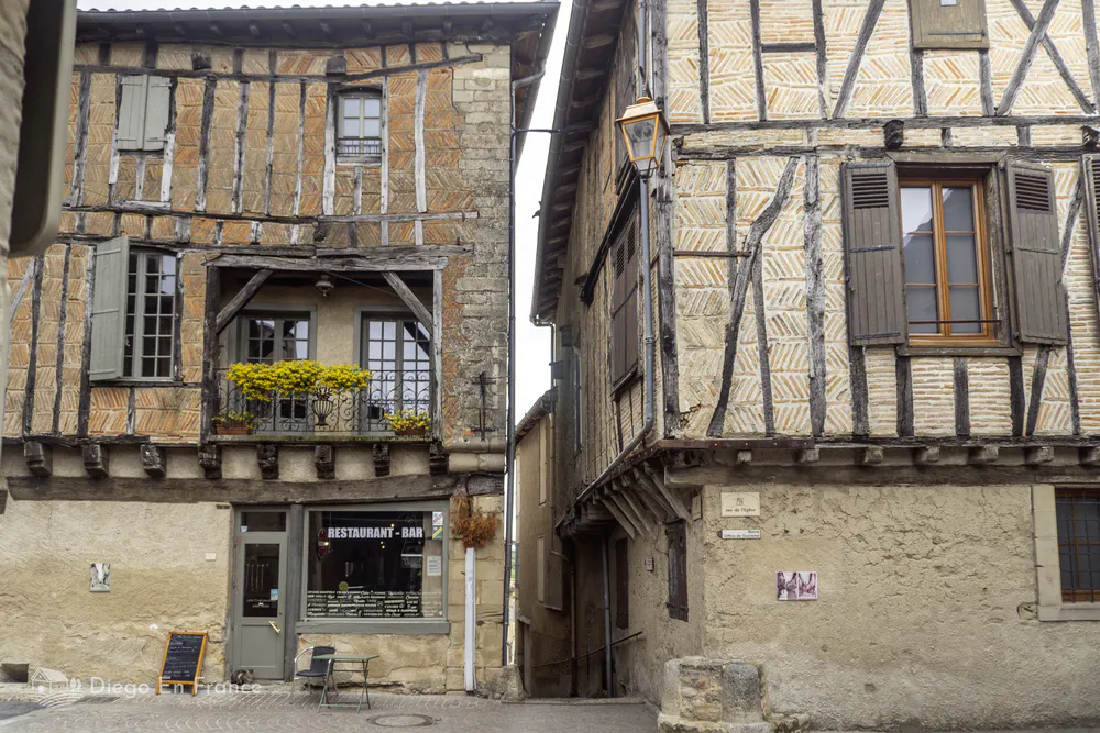 Pasaje medieval entre dos construcciones típicas, que conduce a los vestigios históricos bajo el pueblo.