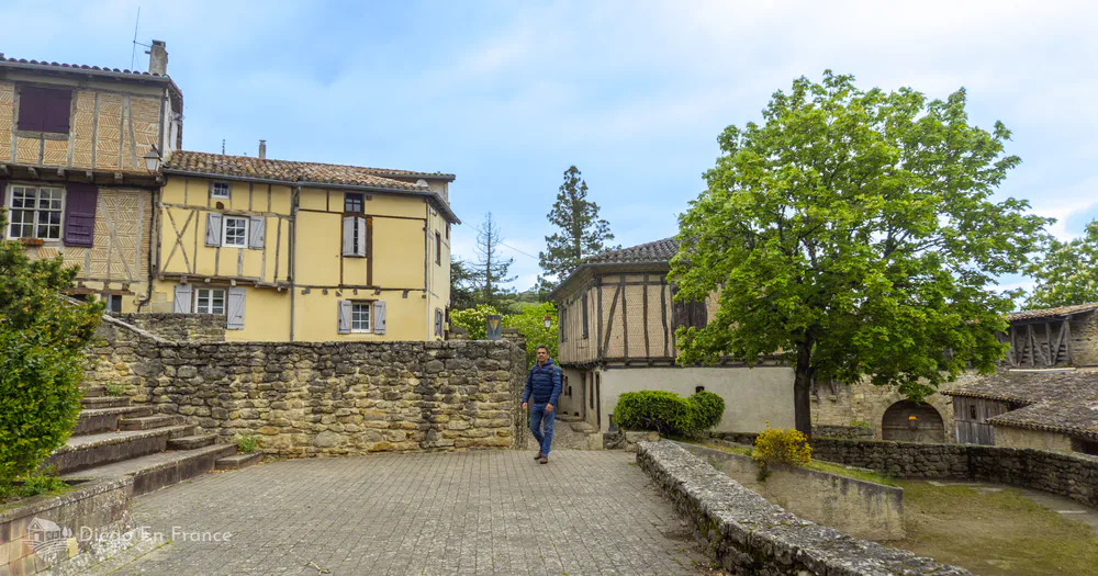 Espacio abierto y ajardinado en Lautrec, perfecto para recorrer con tranquilidad y admirar su arquitectura.