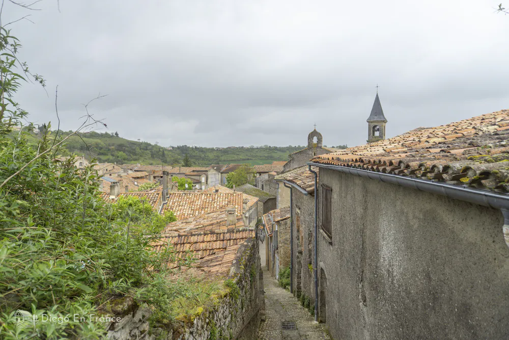 Panorámica del casco histórico de Lautrec desde uno de sus senderos elevados, en un día nublado.