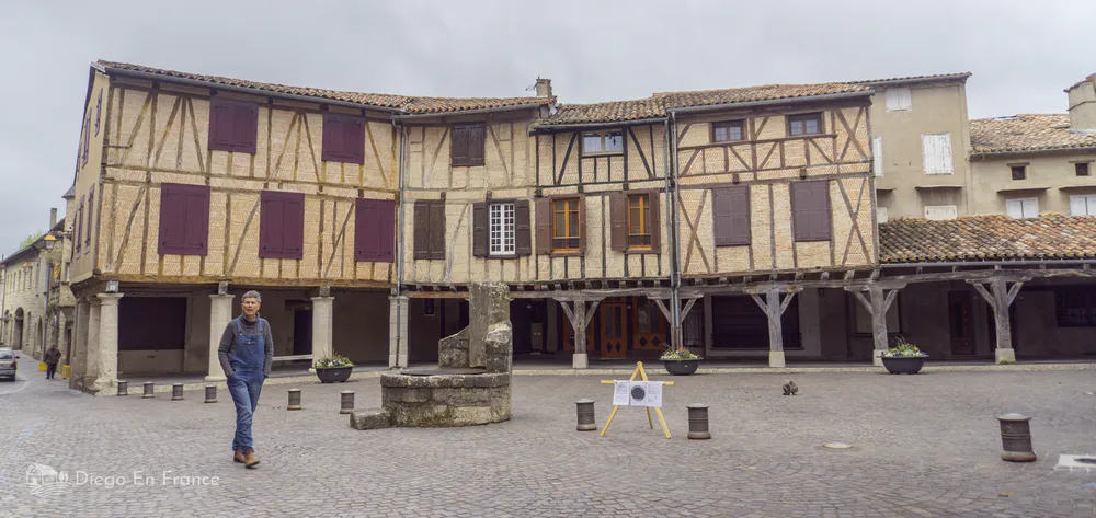 Vista de la Place Centrale de Lautrec, con su arquitectura medieval y ambiente tranquilo.