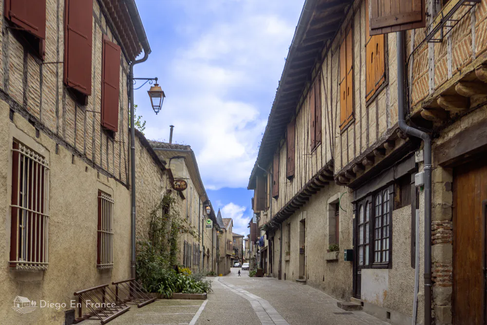 Arquitectura con entramado de madera en una de las calles más fotogénicas de Lautrec, Tarn.