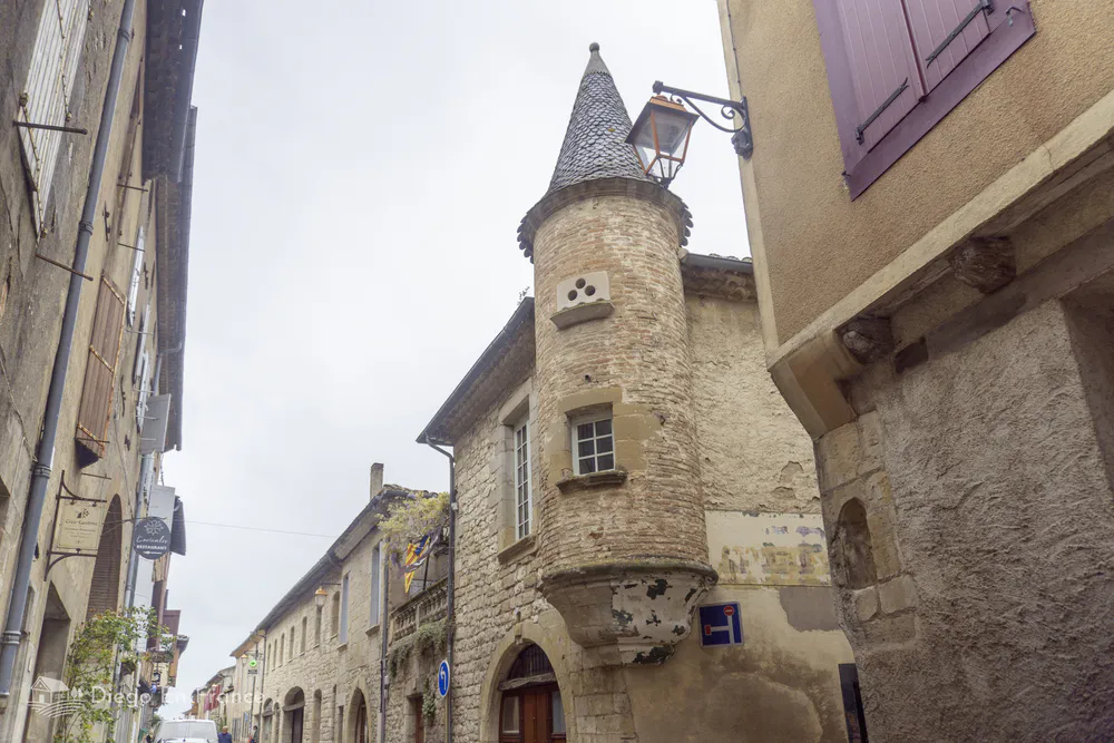 Pigeonnier tradicional en una calle de Lautrec, testimonio del patrimonio rural adaptado al entorno medieval.