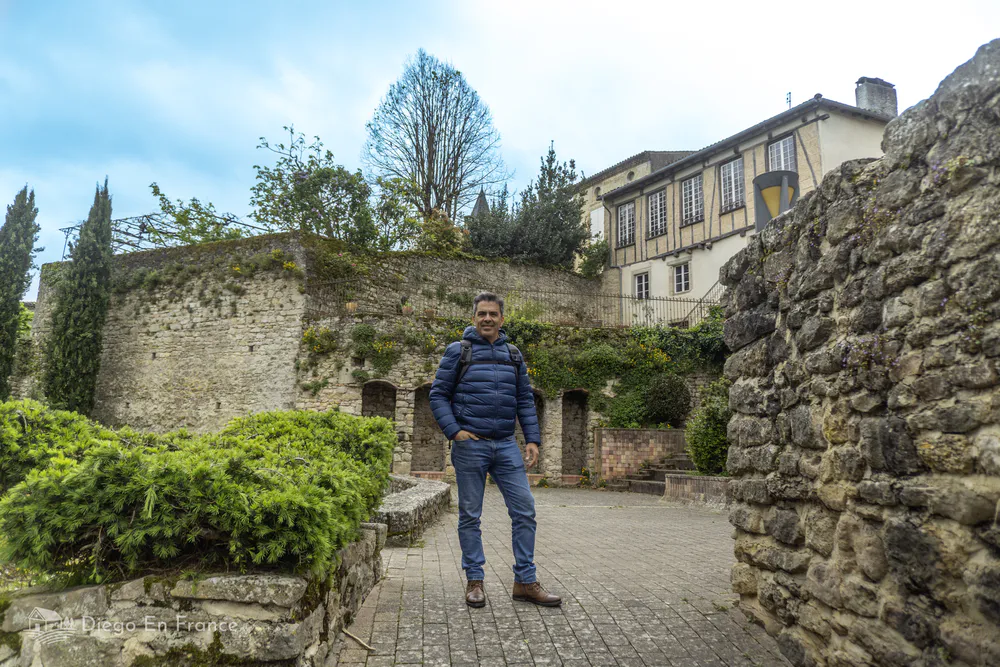 Zona tranquila del pueblo con arquitectura tradicional y vegetación bien cuidada, ideal para una pausa.